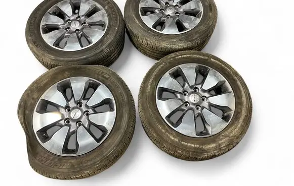Chrysler Pacifica R18 alloy rim 