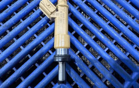 Toyota Prius (XW30) Fuel injector 138142902 232500T030