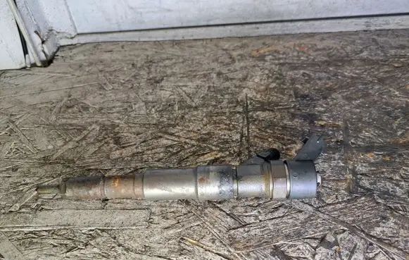 BMW 5 E39 Fuel injector 2354093 0445110029