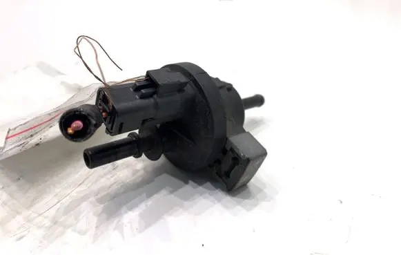 Nissan Juke I F15 Fuel pressure regulator V29036755