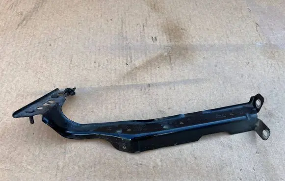 Audi A4 S4 B8 8K Fender mounting bracket 8K0821135