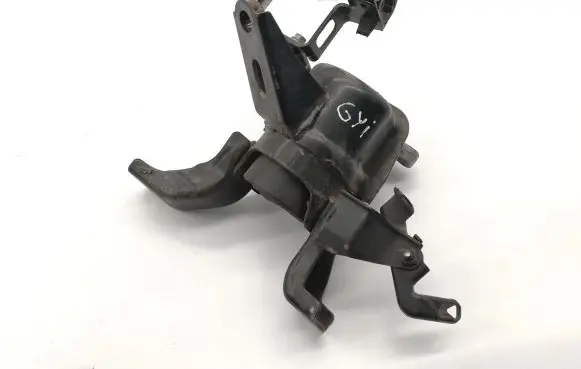 Lexus CT 200H Engine mount bracket