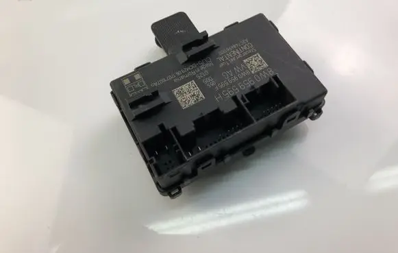 Audi A3 S3 A3 Sportback 8P Door control unit/module 8W0959595H