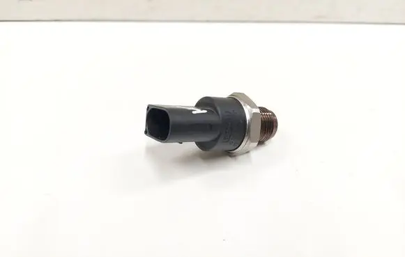 Mercedes-Benz E W211 Fuel pressure sensor 0281002504 8002748