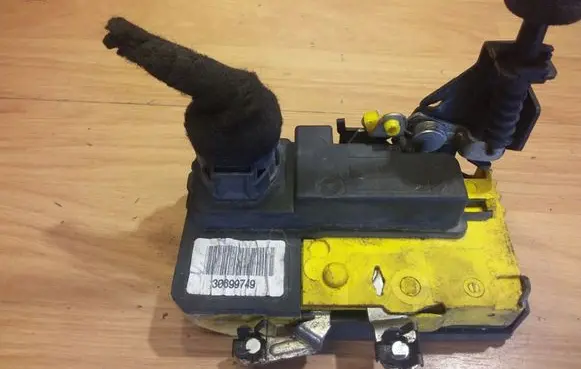Volvo XC90 Front door lock 30699749