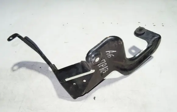 Audi A6 S6 C6 4F Intercooler pipe mounting bracket 4F0145814G