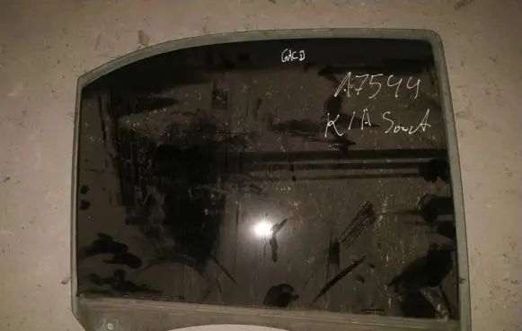 KIA Sorento Rear door window glass