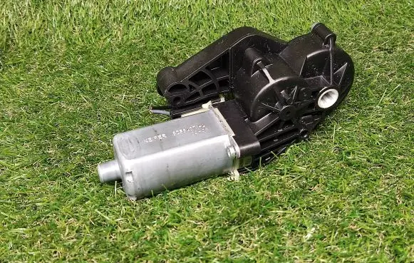 Mercedes-Benz C W204 Seat adjustment motor 82584371 825843714 0390203367
