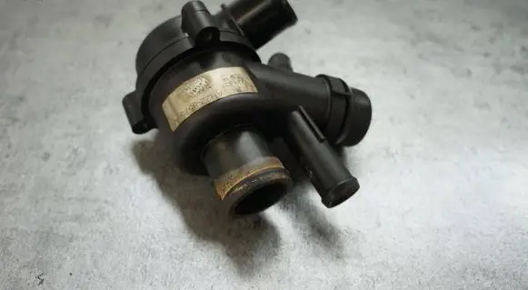 Thermostat/thermostat housing
