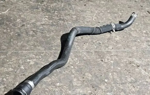 Engine coolant pipe/hose