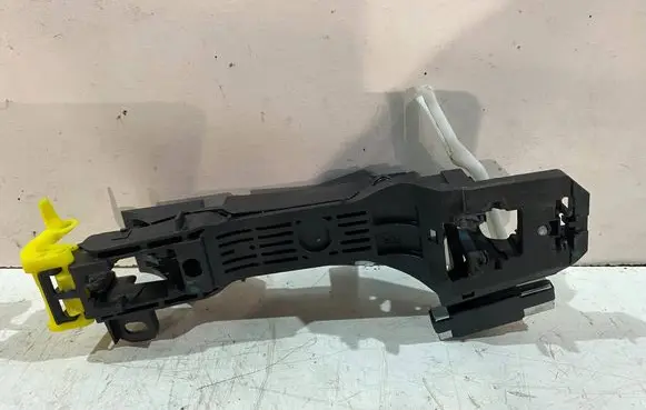 Toyota Avensis T270 Rear door exterior handle/bracket 