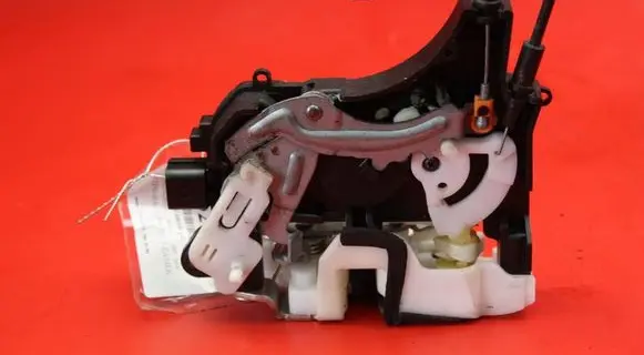 Mitsubishi Lancer VIII Rear door lock