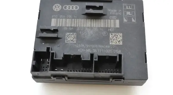 Volkswagen PASSAT B7 Door control unit/module 8T0959795H