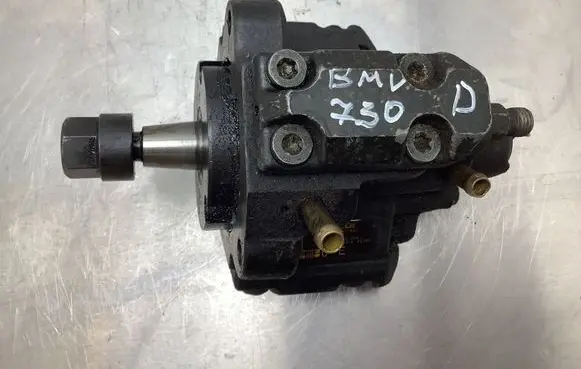 BMW 7 E38 Fuel injection high pressure pump 7787563 0445010009