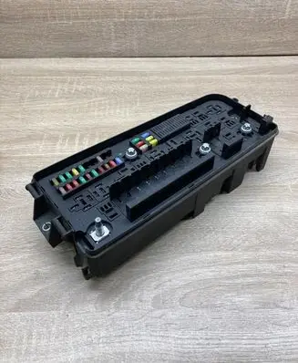 Opel Vectra C Fuse module 13240247 519181101