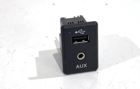 Nissan Qashqai USB socket connector 795405004