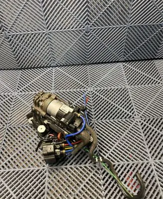 BMW 7 G70 Air suspension compressor/pump 6895101