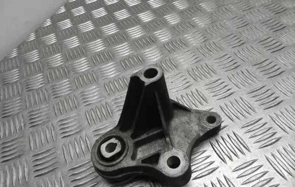 Ford Focus Engine mount bracket GV616P093Y VD15439