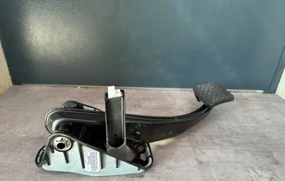 Mercedes-Benz GL X166 Brake pedal A1662901001 A1662900001