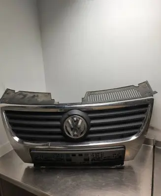 Volkswagen Passat Alltrack Front bumper upper radiator grill 3C0853651B