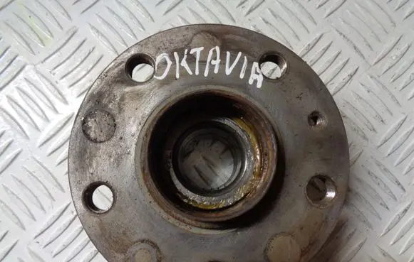 Skoda Octavia Mk2 (1Z) Rear wheel hub