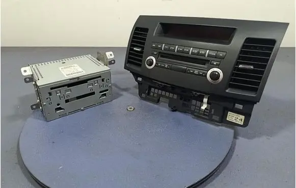 Mitsubishi Lancer VIII Radio/CD/DVD/GPS head unit 8701A352