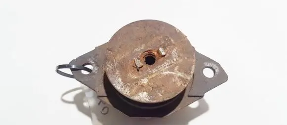 Volkswagen PASSAT B4 Engine mount bracket