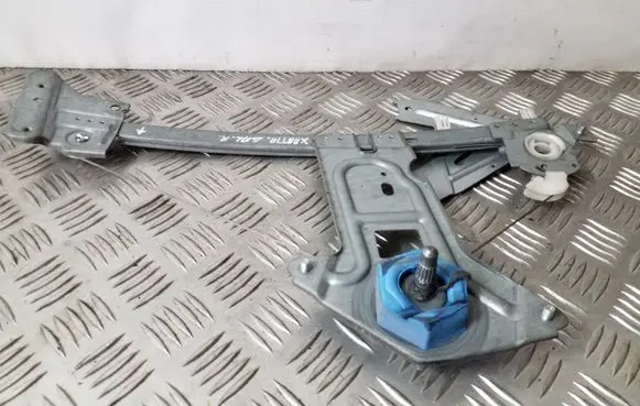 Rear door manual window regulator