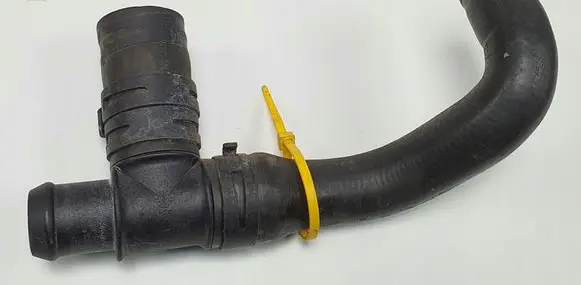 Mercedes-Benz C W203 Engine coolant pipe/hose 2038300796