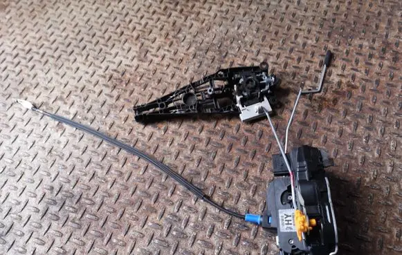 Opel Mokka Front door lock 1357918
