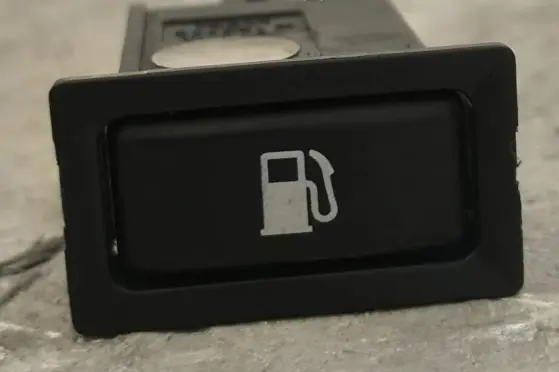Toyota Avensis T250 Fuel tank opening switch 156795 5660147