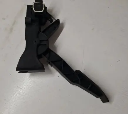 Mercedes-Benz A W169 Accelerator throttle pedal A1693000104 000481 210806