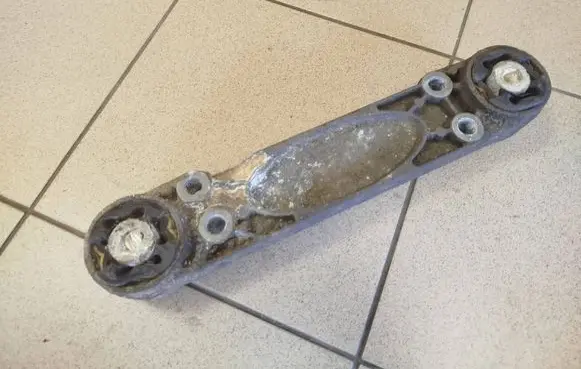 Volkswagen Transporter - Caravelle T5 Rear differential/diff mount bracket
