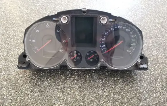 Volkswagen PASSAT B6 Speedometer (instrument cluster) 3C0920871X