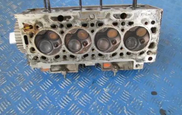 Mercedes-Benz 306 Engine head 