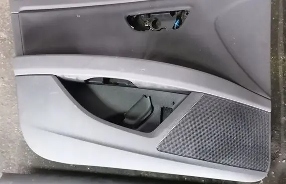 Seat Leon (5F) Front door card panel trim