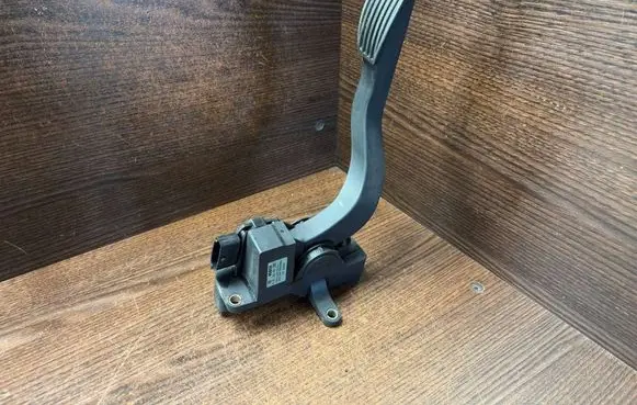 Iveco Daily 3rd gen Accelerator throttle pedal 0281002359 500344802