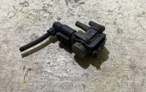 Audi A4 S4 B7 8E 8H Turbo solenoid valve 1J0906283C