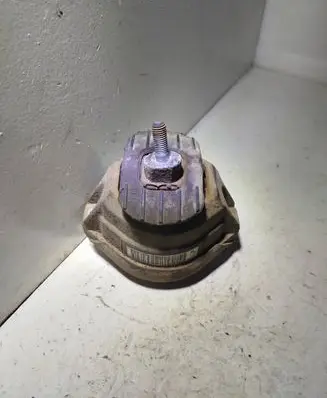 Engine mount bracket