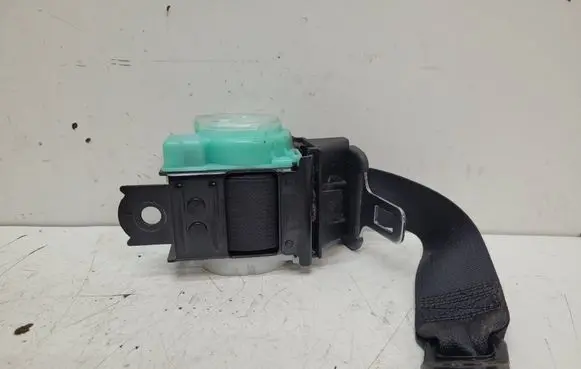 Toyota Avensis T250 Middle seatbelt (rear) 7335005042