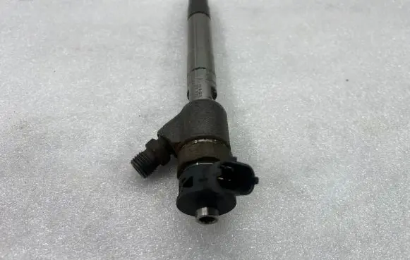Peugeot 3008 II Fuel injector 9820403480