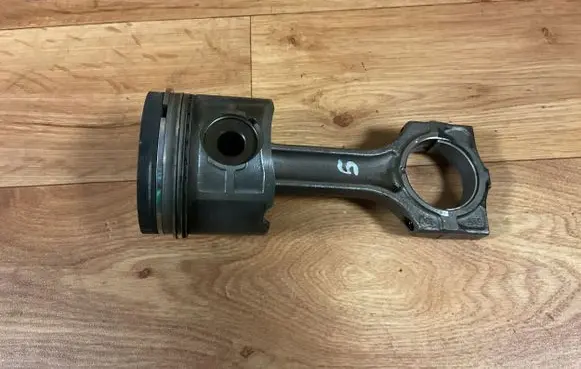 BMW 5 E39 Piston with connecting rod 