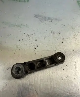 Opel Vivaro Engine mounting bracket