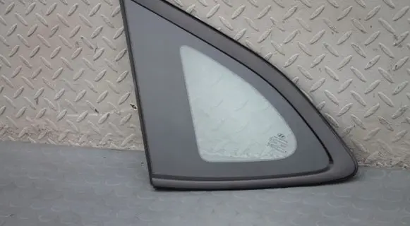Hyundai Tucson TL Front triangle window/glass 