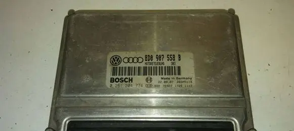 Volkswagen PASSAT B5 Engine control unit/module 8D0907558B 26SA5119 0261204774