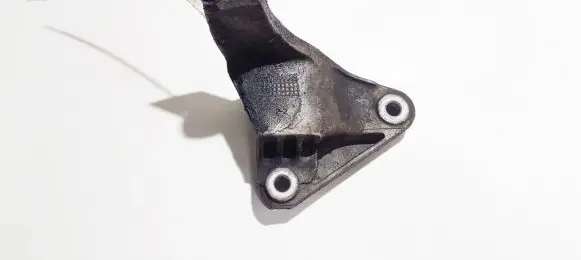 Ford Mondeo Mk III Engine mounting bracket 1s716p093ab