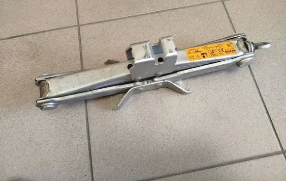 Nissan NV200 Lift Jack 