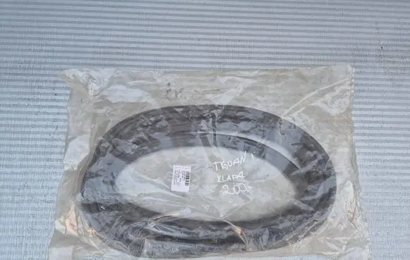 Volkswagen Tiguan Trunk rubber seal (body) 5N0827705A