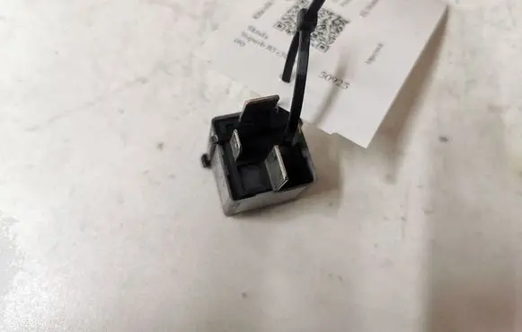 Skoda Superb B5 (3U) Other relay 8D0951253A V23134B52X301