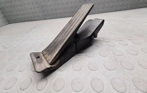 BMW 1 E81 E87 Accelerator throttle pedal 6770935